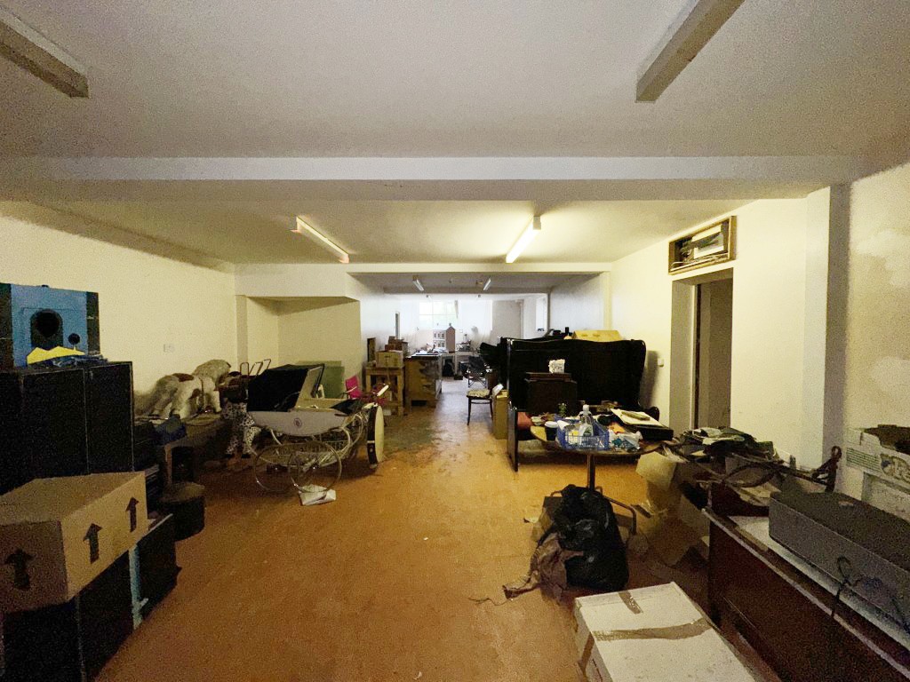 Lot: 145 - THREE-BEDROOM OLD SCHOOL UNIT WITH POTENTIAL - Main School Hall